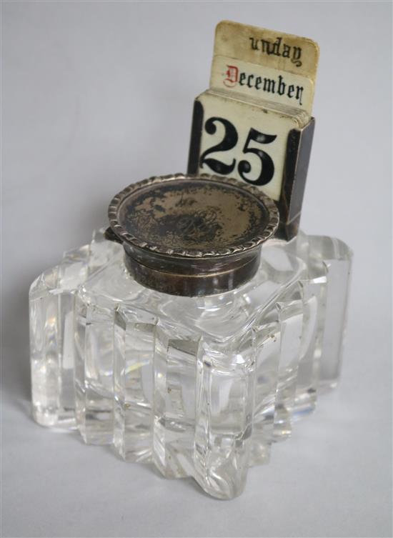 A George V silver mounted glass combination inkwell/calendar, Mappin & Webb, Birmingham, 1920, height 11.2cm.